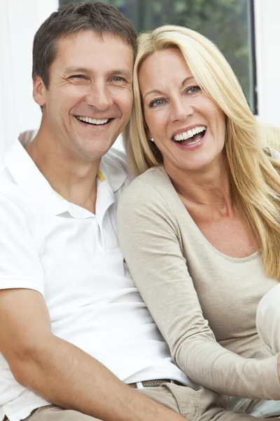 Felice medioevo uomo e donna coppia ridendo — Foto Stock