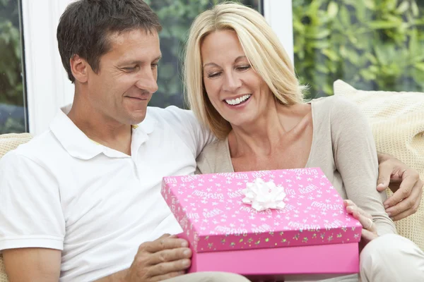 Feliz Hombre & Mujer Pareja Apertura Cumpleaños Presente —  Fotos de Stock