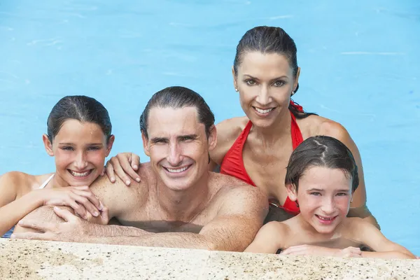 Familia feliz en la piscina — Foto de Stock