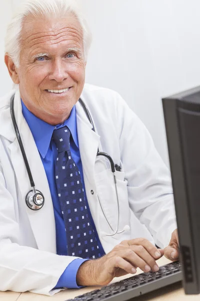 Médico Masculino Sênior com Estetoscópio — Fotografia de Stock