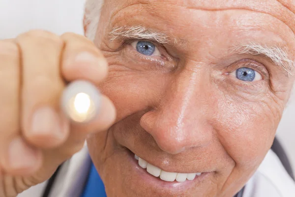 Doctor masculino mayor con luz de pluma —  Fotos de Stock