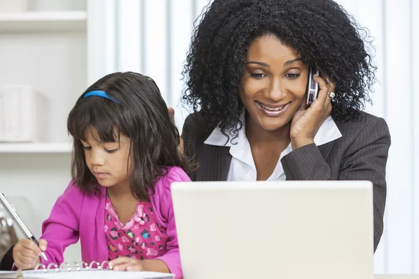 Afro-Américaine Femme d'affaires Téléphone cellulaire Enfant — Photo