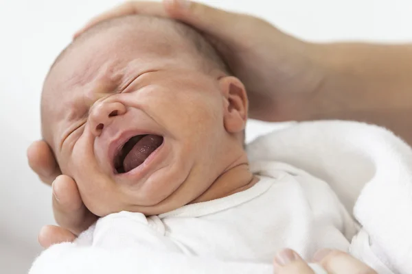 Vader bovenliggende houden schreeuwende baby huilen — Stockfoto