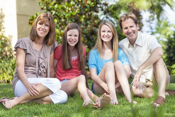 Rodzice dzieci rodziny zdrowe, siedząc w ogrodzie — Zdjęcie stockowe