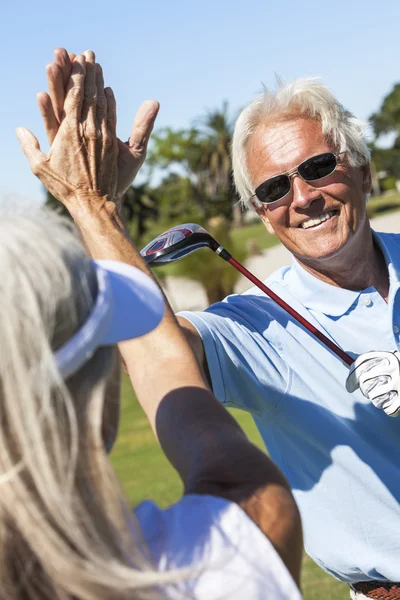 Gelukkige senior paar golfen — Stockfoto