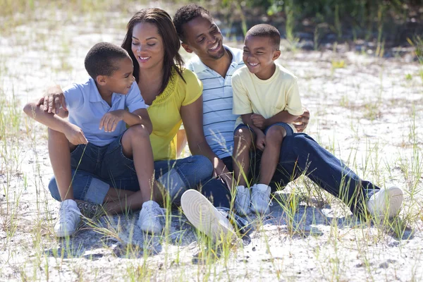 Família afro-americana feliz fora — Fotografia de Stock