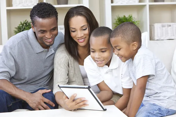 Familia afroamericana usando Tablet Computer — Foto de Stock