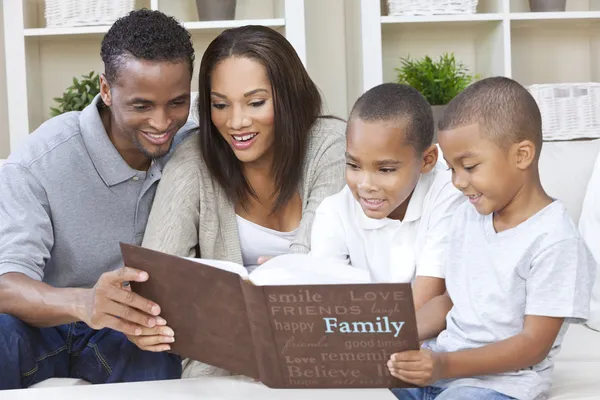 Familia afroamericana mirando álbum de fotos — Foto de Stock