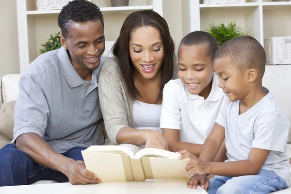 Mãe afro-americana pai meninos família leitura livro — Fotografia de Stock