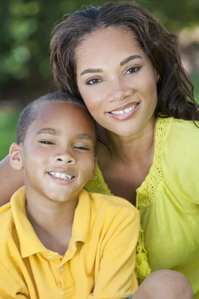 Afro-americano donna madre con ragazzo figlio — Foto Stock