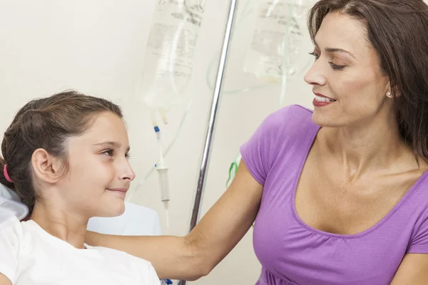 Mother Visiting Daughter Child Patient In Hospital Bed — Stock Photo, Image