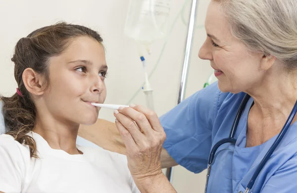 Enfermeira Tomando Temperatura de Paciente Jovem Menina — Fotografia de Stock