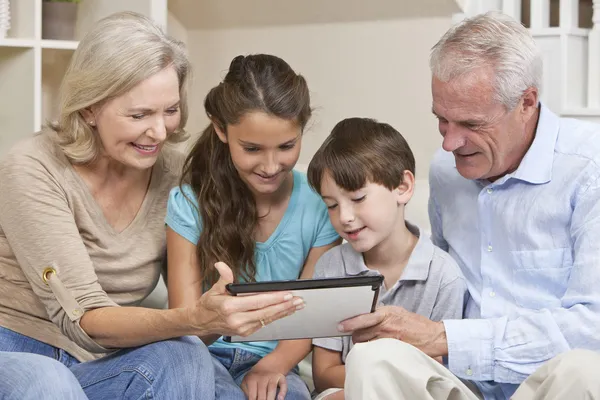 Senioren & Kinder Großeltern & Enkel mit Tablet-Computer — Stockfoto