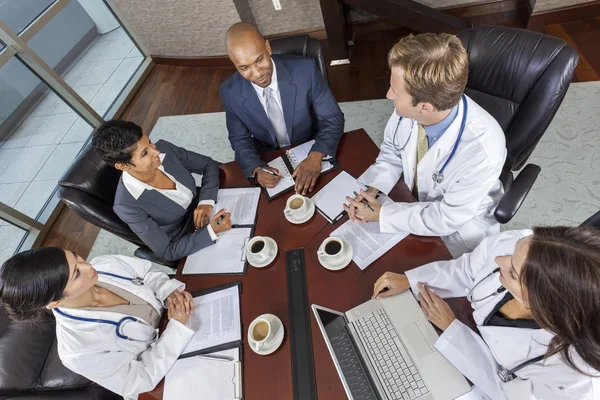 Sex tussen verschillendre rassen medische zakelijke teambijeenkomst in directiekamer — Stockfoto