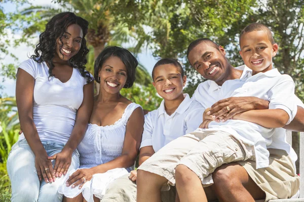 アフリカ系アメリカ人の家族の親と子 — ストック写真