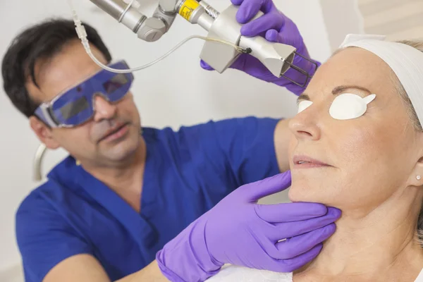 Tratamiento fraccional de la piel del laser del CO2 del doctor Mujer mayor — Foto de Stock