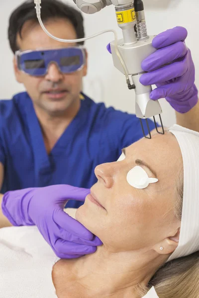 Tratamiento fraccional de la piel del laser del CO2 del doctor Mujer mayor — Foto de Stock