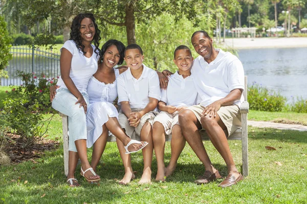 Αφρικανική αμερικανική οικογένεια γονείς και παιδιά — Φωτογραφία Αρχείου
