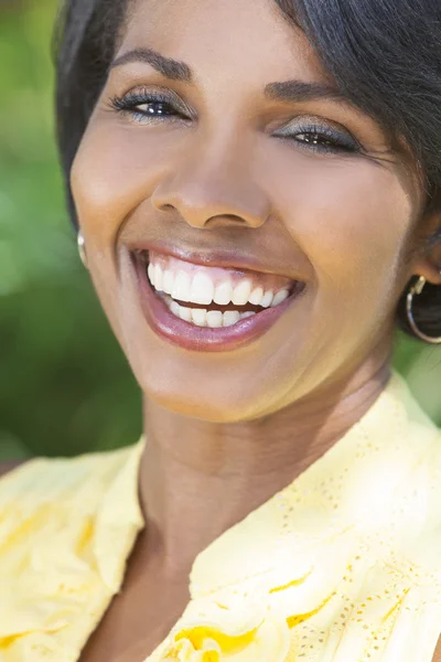 Bella donna afroamericana sorridente — Foto Stock