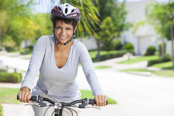 アフリカ系アメリカ人女性自転車に乗る — ストック写真