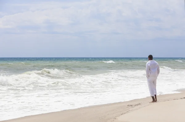 Africano americano homem sozinho em uma praia — Fotografia de Stock