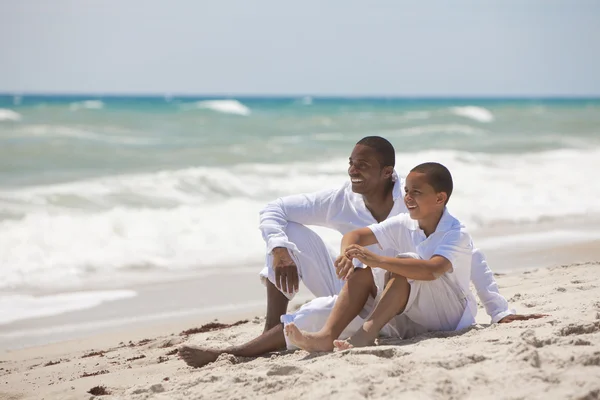 Szczęśliwy african american ojciec i syn na plaży — Zdjęcie stockowe