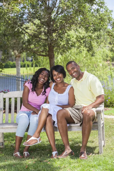 Afro-americano familia padres & niña niño — Foto de Stock