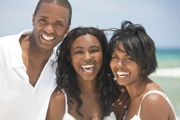 Счастливая афроамериканская семья на пляже — стоковое фото
