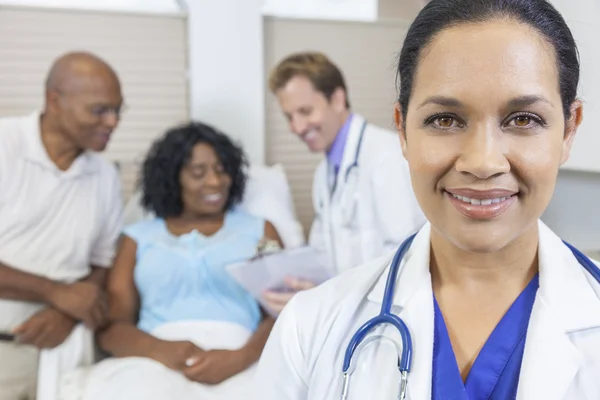 Donna ispanica Latina Hospital Medico e paziente — Foto Stock