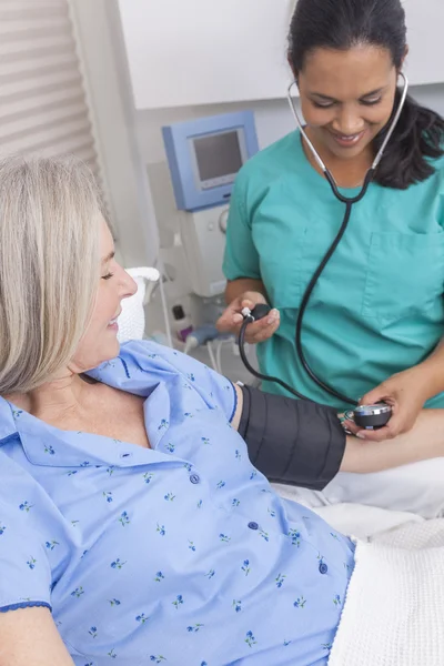 Mujer mayor a la que se le toma presión arterial — Foto de Stock