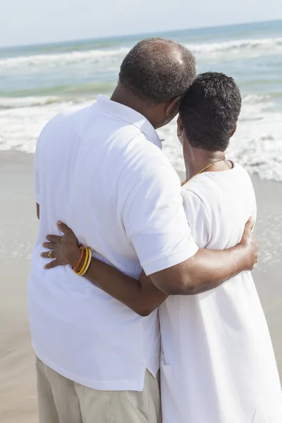 Couple afro-américain senior sur la plage — Photo