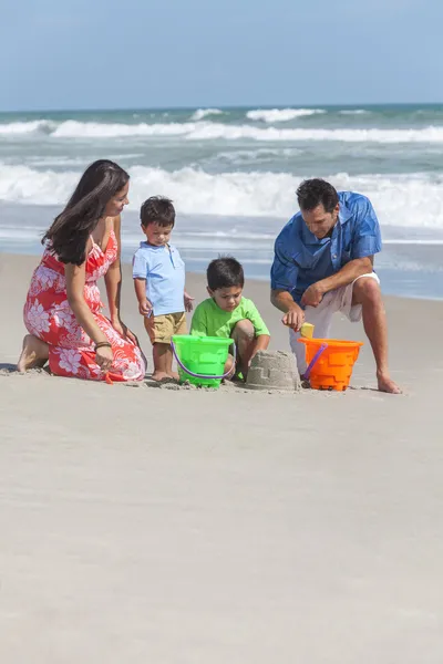 爸爸妈妈 & 儿童家庭在沙滩上玩 — 图库照片