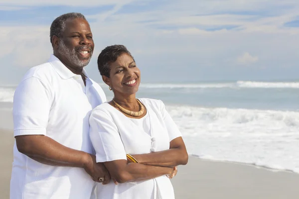 Feliz pareja afroamericana senior en la playa — Foto de Stock