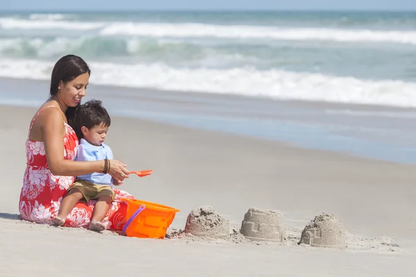 Hispanische Mutter und ihr kleiner Sohn spielen am Strand — Stockfoto