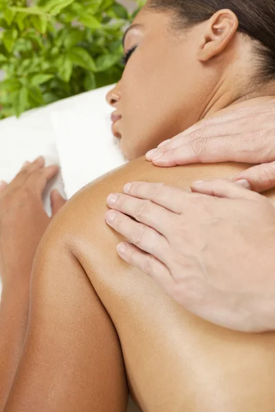 Mulher relaxante no spa de saúde que tem tratamento de massagem — Fotografia de Stock
