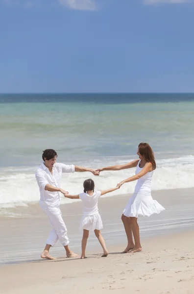 Madre, padre y familia infantil jugando a divertirse en la playa —  Fotos de Stock