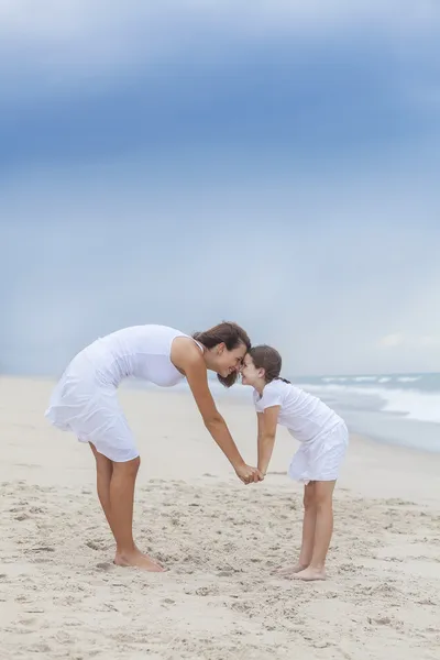 Žena & dítě, matka, dcera třít nosy na pláži — Stock fotografie