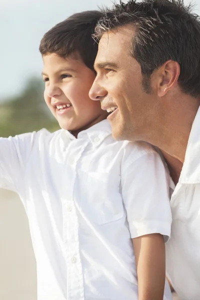 Padre e hijo niño divirtiéndose en la playa — Foto de Stock