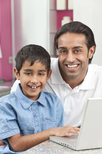 Asiático indiano pai & filho usando computador portátil em casa — Fotografia de Stock