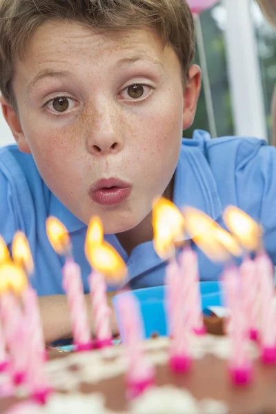 Jongen kaarsen kind uitblazen cake van de verjaardag — Stockfoto