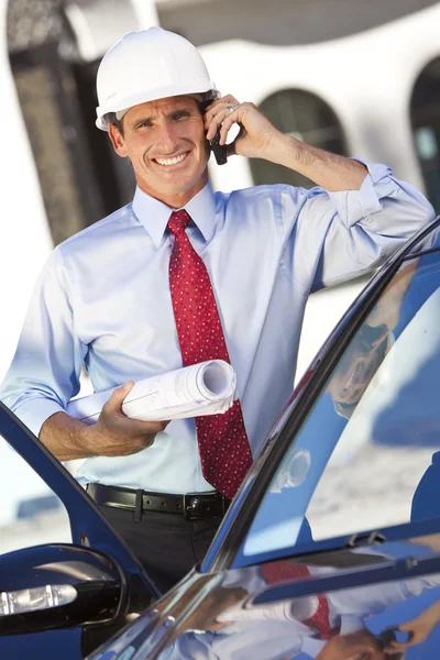 Üzletember építész kemény kalap-autós mobiltelefon — Stock Fotó