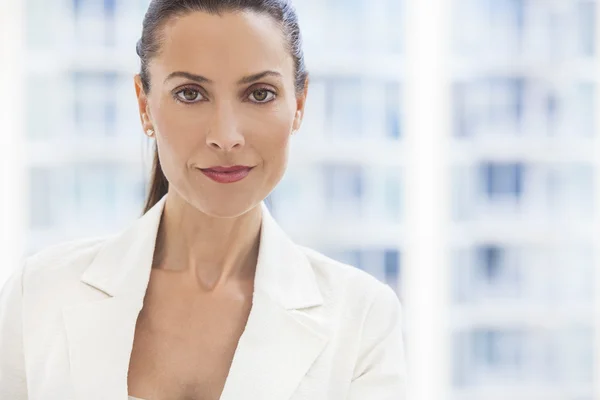 Retrato de mulher bonita ou empresária em seus trinta anos — Fotografia de Stock