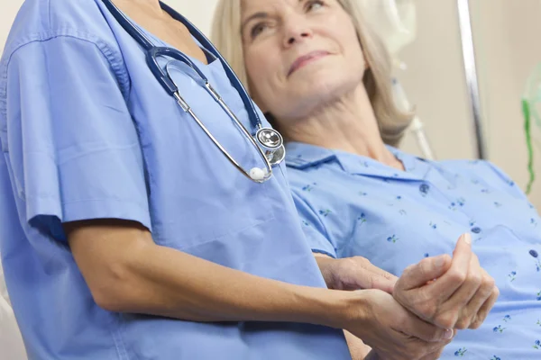 Seniorin im Krankenhausbett & Ärztin — Stockfoto