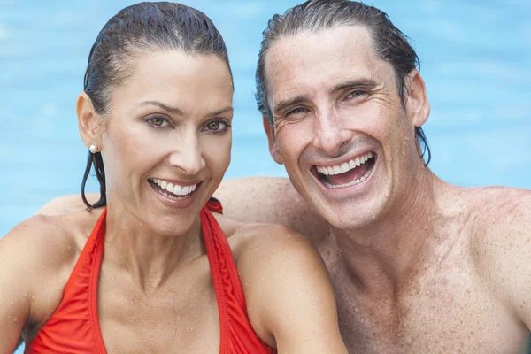 Man & Woman Couple Relaxing In Swimming Pool — Stock Photo, Image
