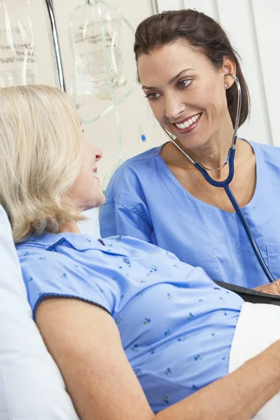 Mulher Enfermeira Doutor Senior Feminino Paciente Hospitalar Cama — Fotografia de Stock