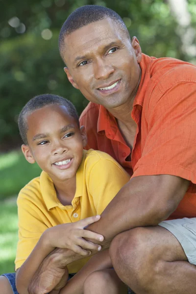 Felice afro-americano padre e figlio famiglia fuori — Foto Stock