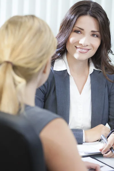 Zwei Frauen oder Geschäftsfrauen im Büro treffen sich — Stockfoto