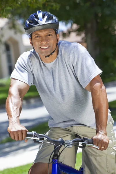 Afrikaanse Amerikaanse man rijden fiets — Stockfoto
