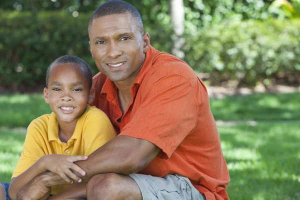 Gelukkige Afro-Amerikaanse vader en zoon familie buiten — Stockfoto