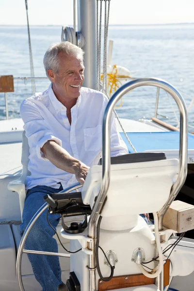 Feliz hombre mayor al volante de un barco de vela — Foto de Stock